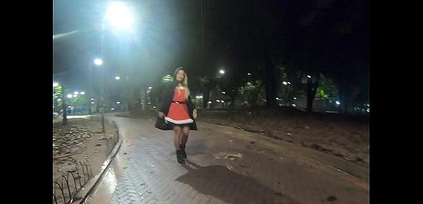  Mamãe Noel safada mostrando a bucetinha em plena praça pública - Lolah Vibe